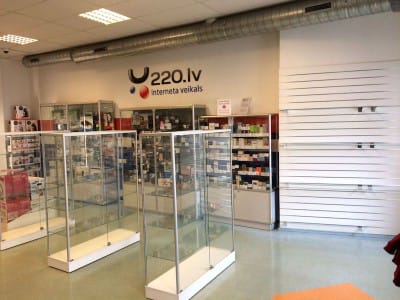 Paigaldasime 220.lv veebipoodi uued klaasvitriinid riiulite ja lukustatavate ustega. Samuti paigaldati euro seinad koos kinnitustega VVN.LV 2